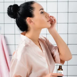 רטינול לפנים: המדריך הקליני המלא לשימוש נכון, תוצאות ושיקום העור