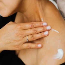 קרם צוואר מומלץ: המדריך המקיף לבחירת הקרם המושלם לעור צעיר ומוצק